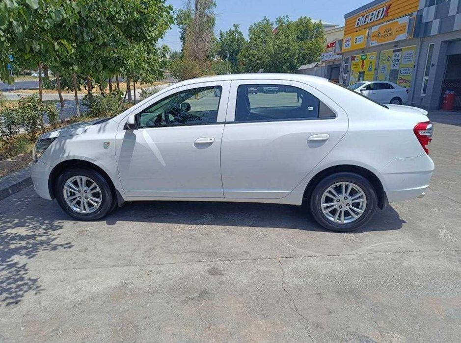 Автомобиль белый COBALT 4