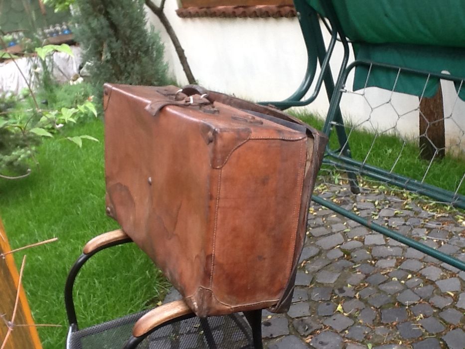 Vand geamantan piele vintage cu husa original