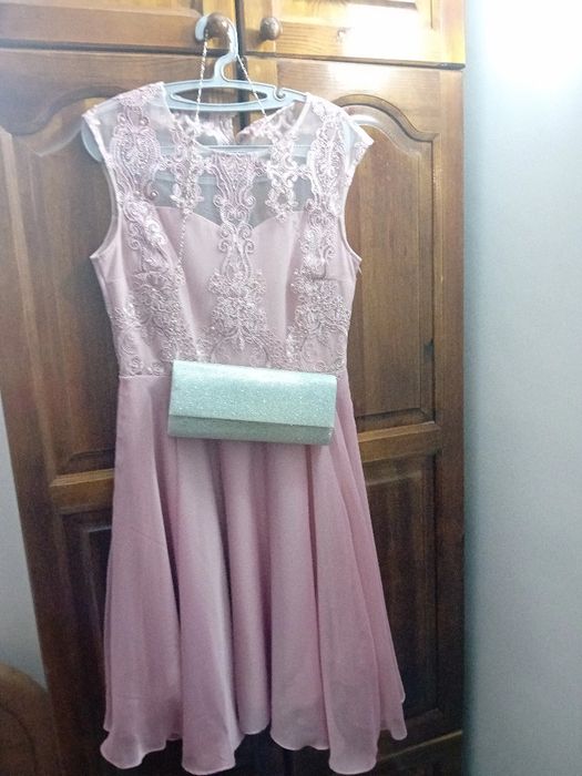 Официална рокля + официална чанта.