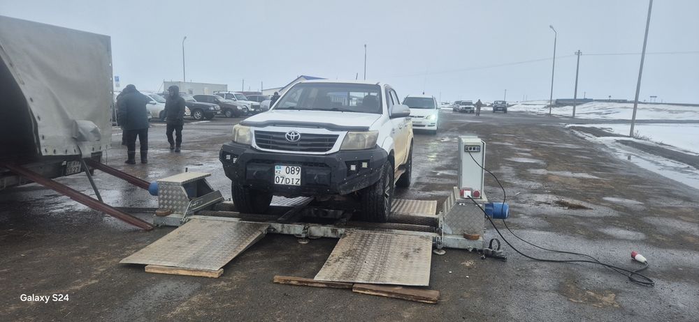 Toyota Hilux  2.7 бензин