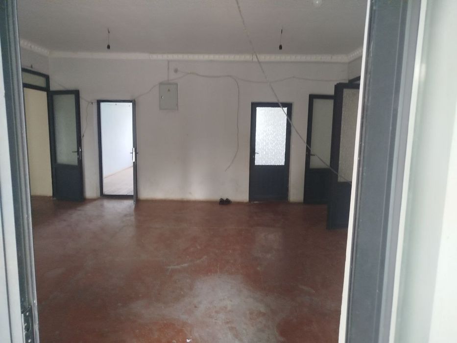 Нотурар бино сотилади