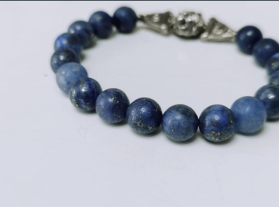 Bratara veche cu lapis lazuli si inchizatoare argintie cu un leu, copi