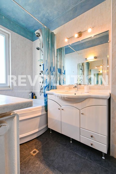 Дава се под наем Тристаен апартамент в София, Център - 135 кв.м за 1100 € - Снимка #19