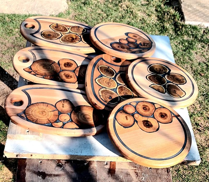 Дъска за мезета от дърво и епоксидна смола.