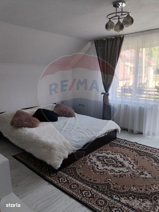 Casă individuală, teren 3275 mp, 6 camere, livadǎ cu pomi fructiferi