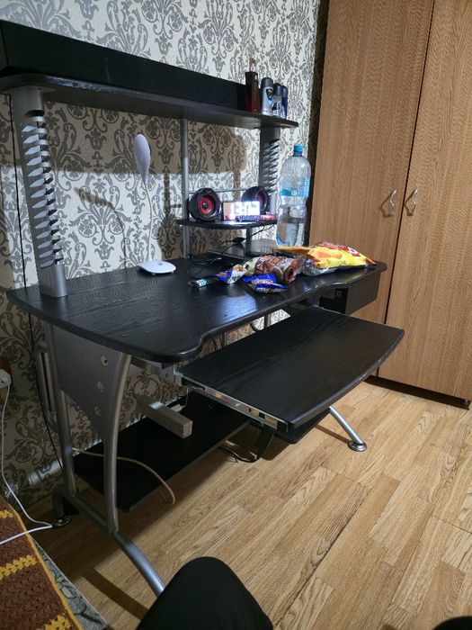 Birou de computer metalic cu lemn de calitate superioara stare bună