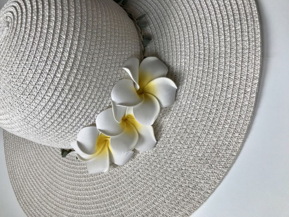 Palarie alba de vara cu flori