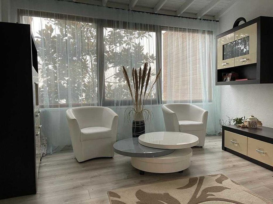 Триетажна къща в Бяла