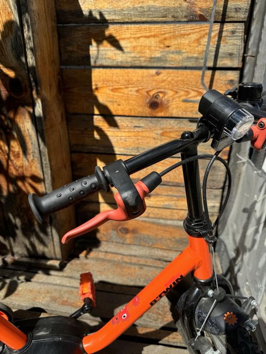 Детски велосипед с помощни колела