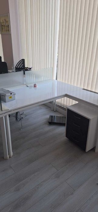 Офис мебели и оборудване