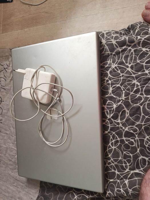 Продам ноутбук старый Apple