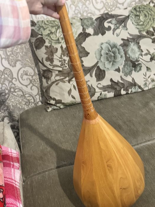 Домбра из дерева