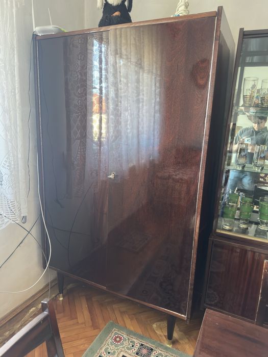 Mobila din furnir de nuc lacuita