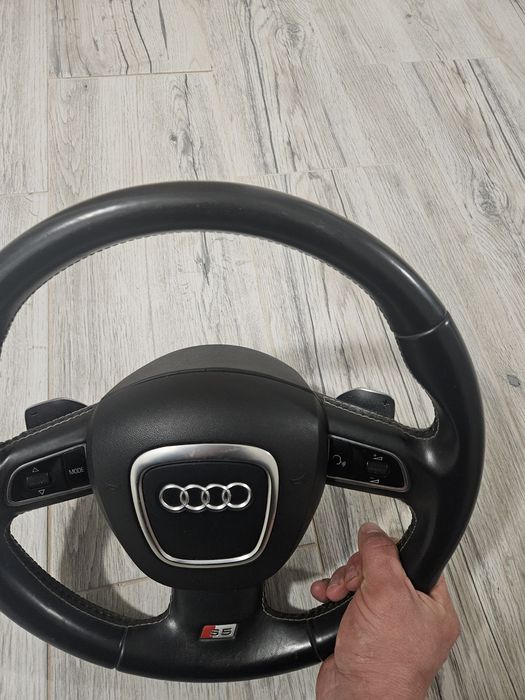 Vând  volan audi s5 cu padele se potrivește pe mai multe modele a4,a6.