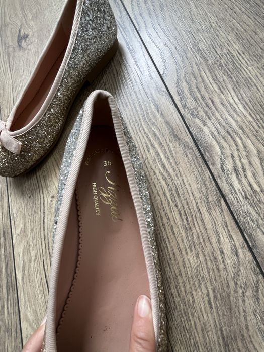 Златисти обувки 36 н