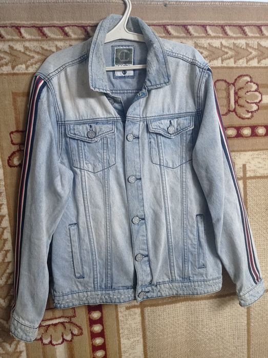 Чирчик. Продается джинсовая куртка   почти новая