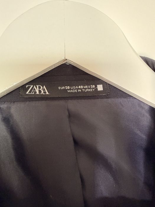 Тъмно син костюм на ZARA