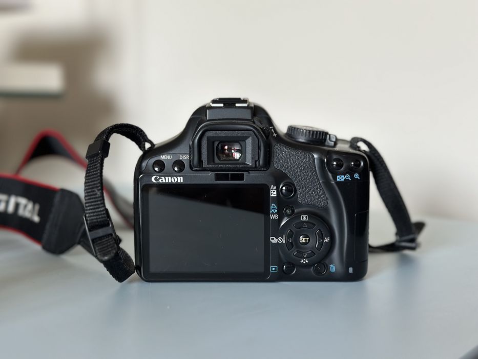 Фотоапарат Canon EOS 450D + обектив Canon EF-S 18-55mm