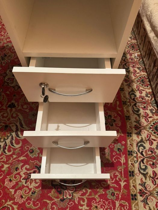 Стол маникюрный.