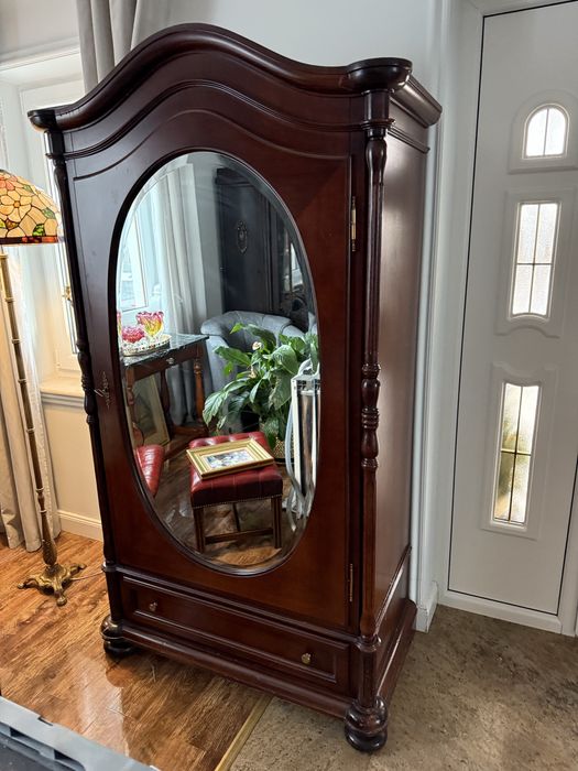 Dulap din lemn masiv cu oglinda din cristal