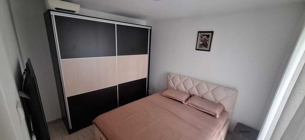 Închiriez apartament cu 2 camere.