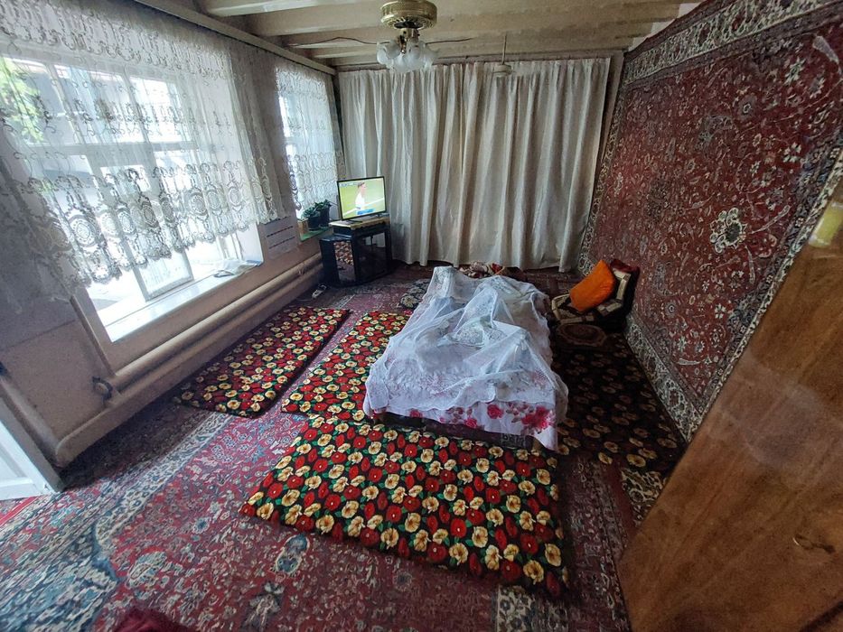 Uchaska chorsu bozor tepasida srochna sotiladi