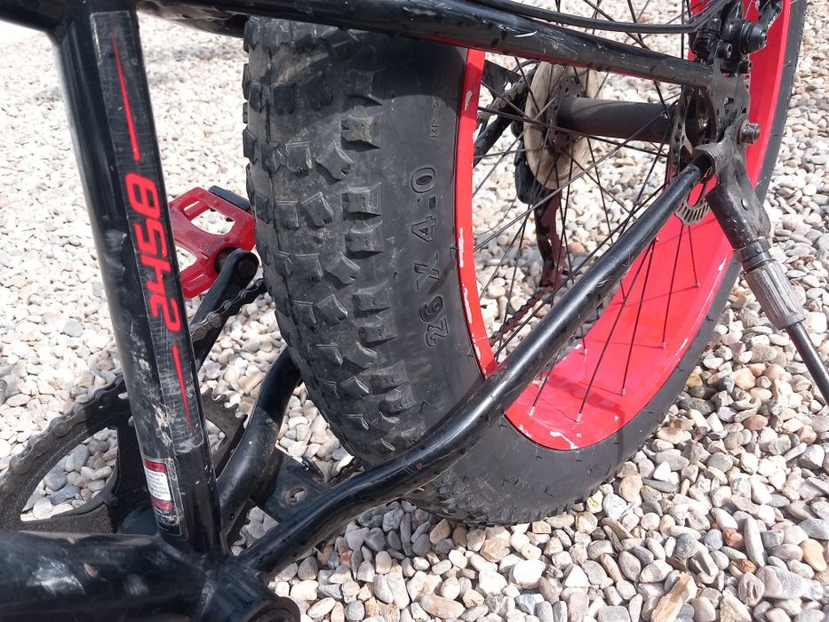 Vând fat bike culoare roșie, roti pe 26/4.0