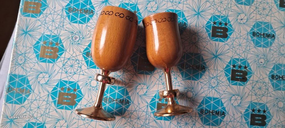 Свадебные  рюмки с обручальными кольцами новые,материал дуб