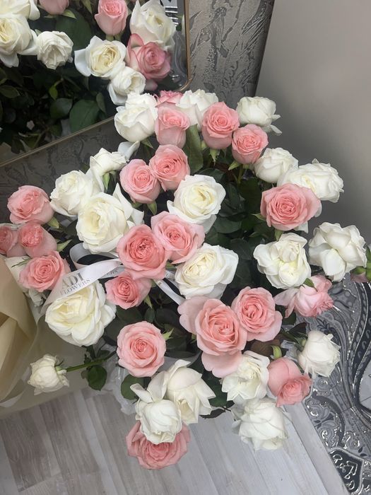 Розовые и белые розы