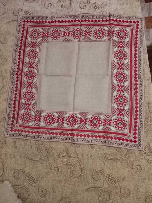 Продавам каре от ленена панама ръчно шито