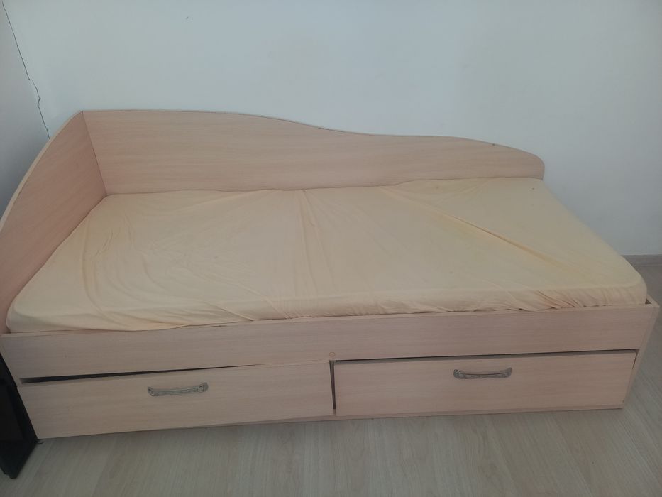 Продам кровать с матрасом 1,8 м длина ширина 80 см