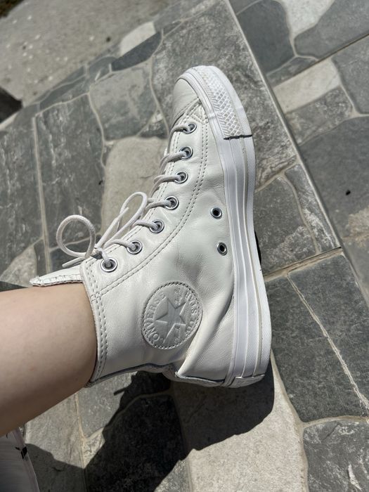 Converse alb de piele