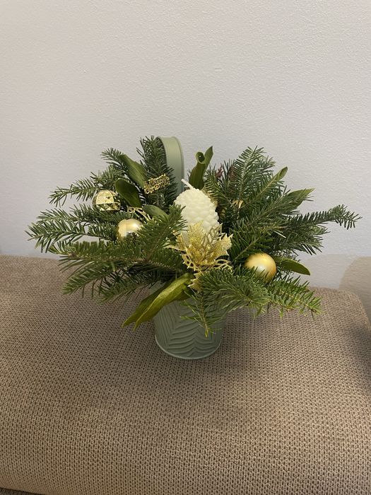 Ornament din brad natural si crengute de vasc