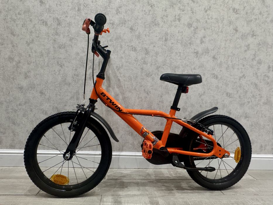 Bicicletă 16'' + roti ajutatoate + casca neagra  noua!