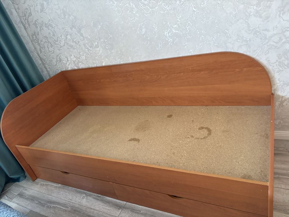 Кровать в хорошем состояние