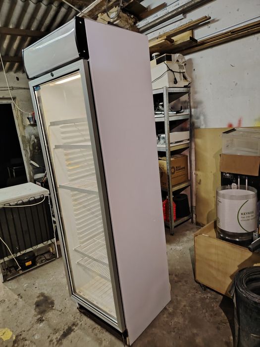 Хладилна вертикална плюсова витрина