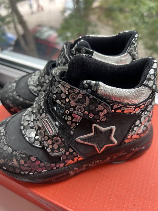 Продам детские ботинки на девочку 27 размер