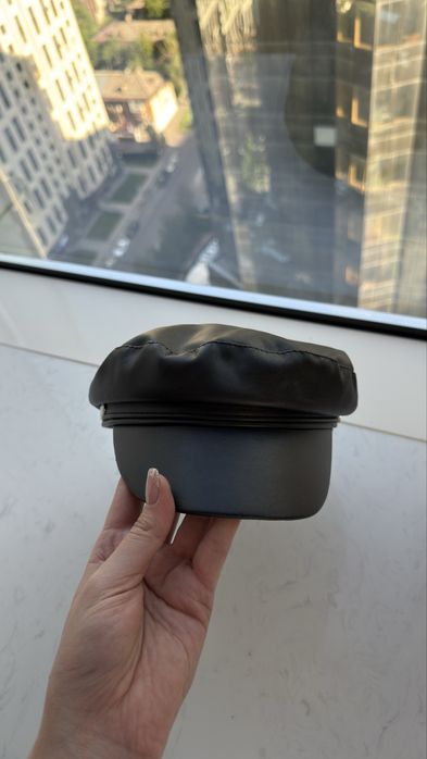 Кепка черная из кожзама