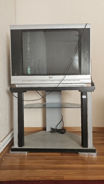 Телевизор LG  с подставкой