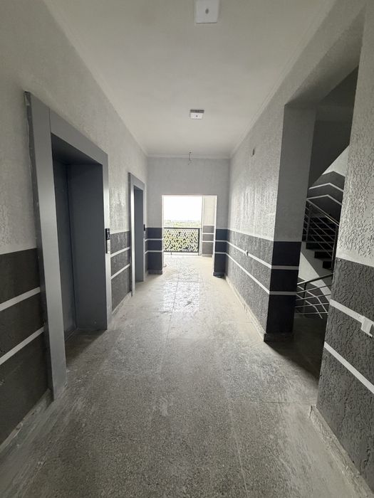 Навои шахар. 7 микрараеон. Домбыта урнига курилган домлан 1 хона сотил