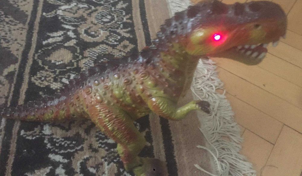 Продавам движдещ се,светещ и говорещ динозавър играчка