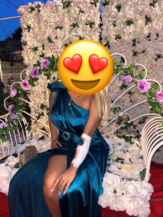 Vand rochii de seara ca noi purtate doar la un eveniment