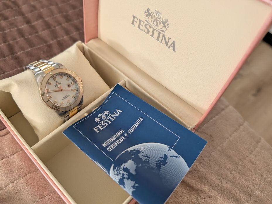 Продавам часовник Festina