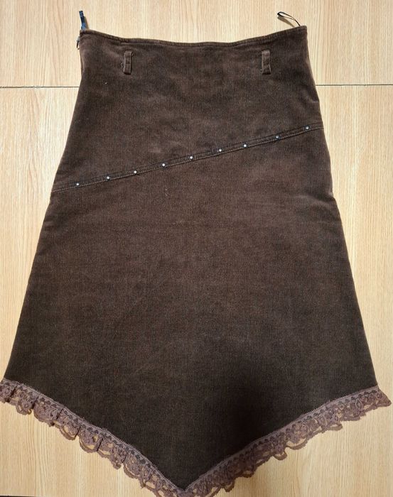 Fustă maro din reiat mărimea M cu broderie pe margini