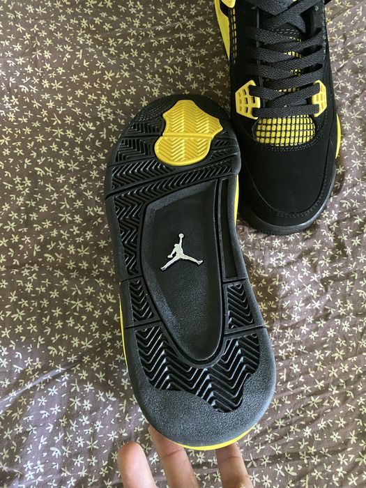 Jordan 4 yellow thunder 42,5