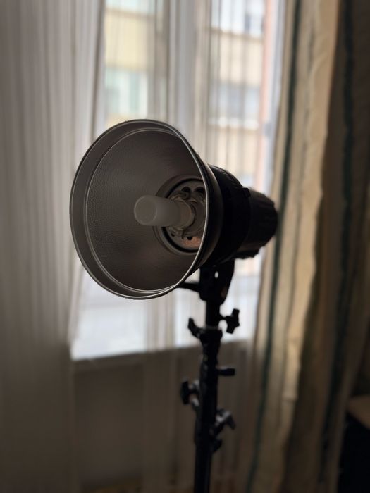 Продавам студийна светлавица със статив