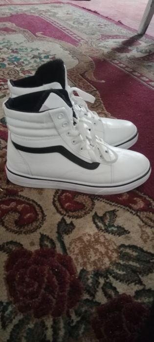 Продам кроссовки новые