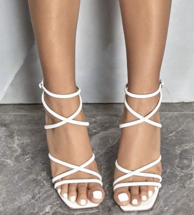 Сандали на висок ток