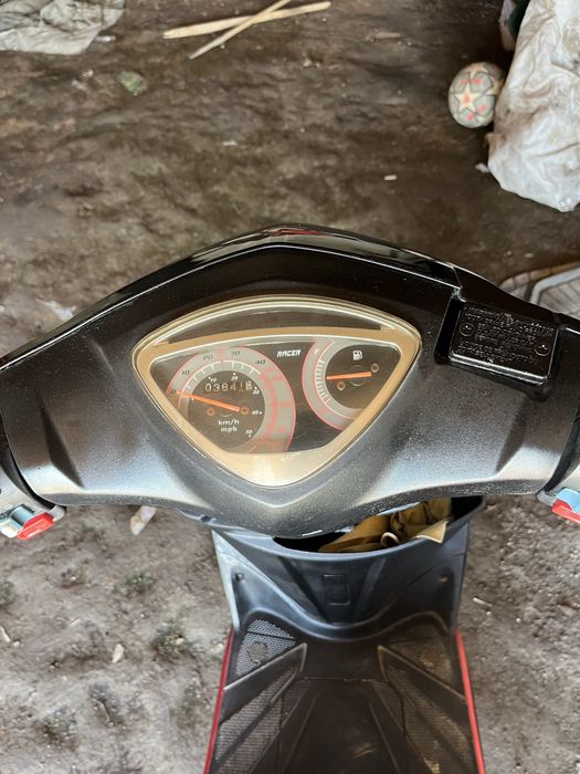 Скутер racer на ходу с салона пройзводства Тайвань