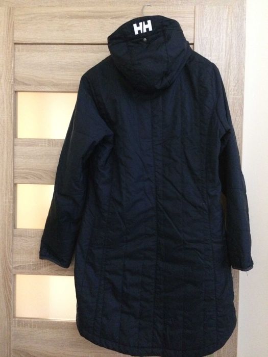 Дълго тъмно синьо яке Helly Hansen.